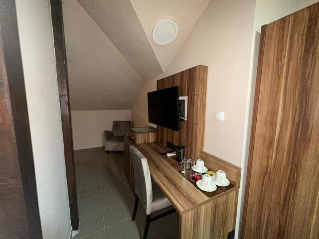 בור Jp Motel Mali Pariz מראה חיצוני תמונה