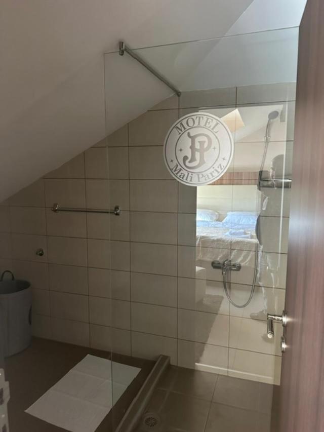 בור Jp Motel Mali Pariz מראה חיצוני תמונה