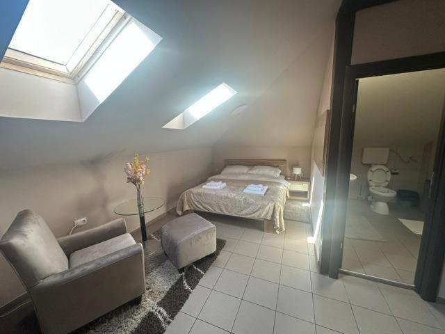 בור Jp Motel Mali Pariz מראה חיצוני תמונה