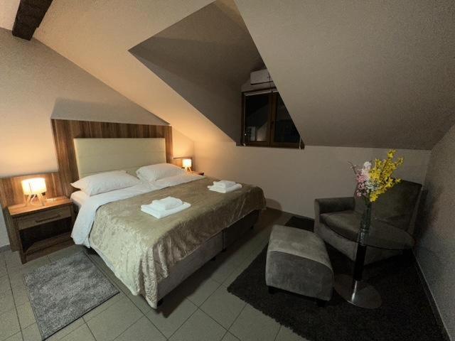 בור Jp Motel Mali Pariz מראה חיצוני תמונה