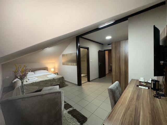 בור Jp Motel Mali Pariz מראה חיצוני תמונה