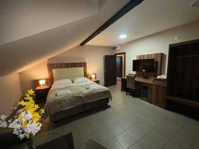 בור Jp Motel Mali Pariz מראה חיצוני תמונה