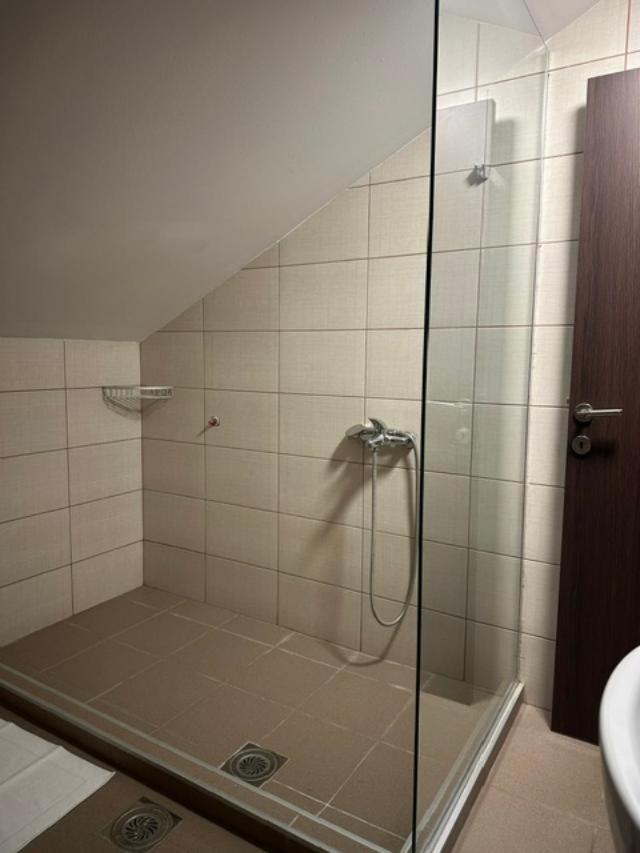 בור Jp Motel Mali Pariz מראה חיצוני תמונה